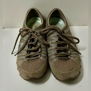 Women’s Casual Lace-Up Sneakers in Brown